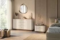 Set 2 nočních stolků VESPER 56 cm kašmír / ořech – zlaté úchytky | furnipol.cz