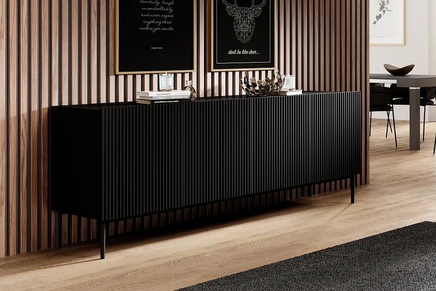 Moderní komoda Nicole 200 cm čtyřdveřová s ryhovaným čelem  - Čierna / Zlaté nožičky