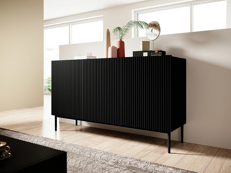 Moderní komoda Nicole 150 cm třídveřová s ryhovaným čelem  - Čierna / Čierne nohy